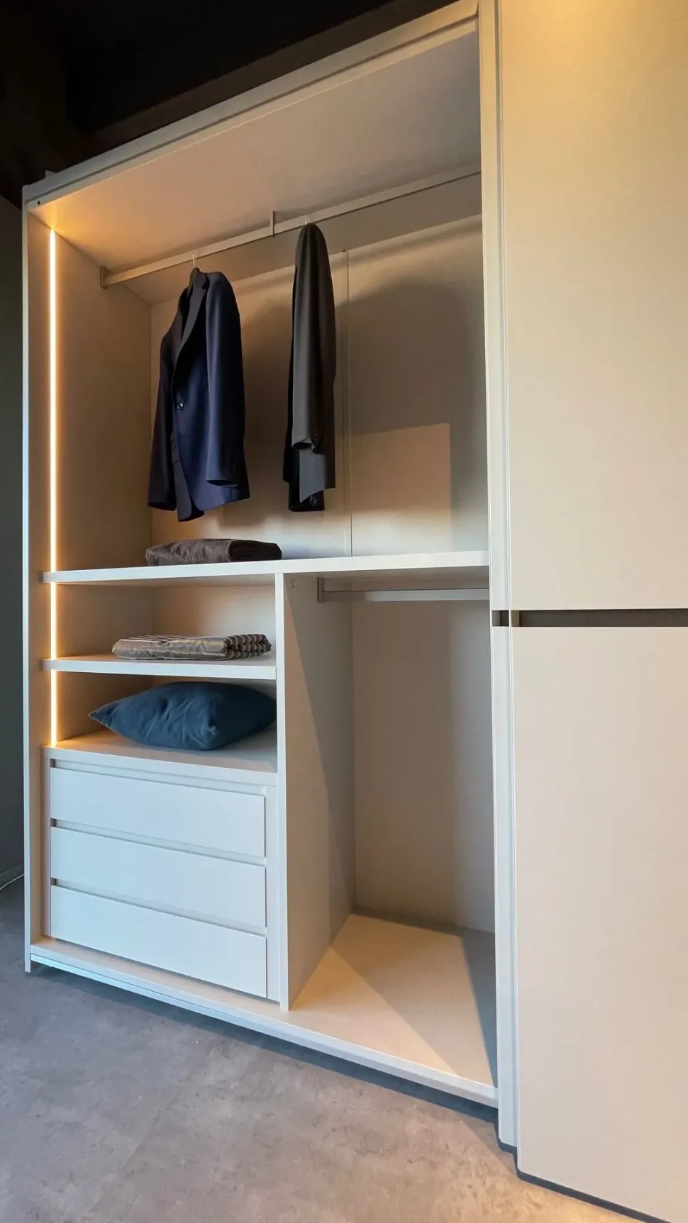 Armadio Sangiacomo in OFFERTA OUTLET: design moderno, pratico e funzionale. Ideale per ogni ambiente!