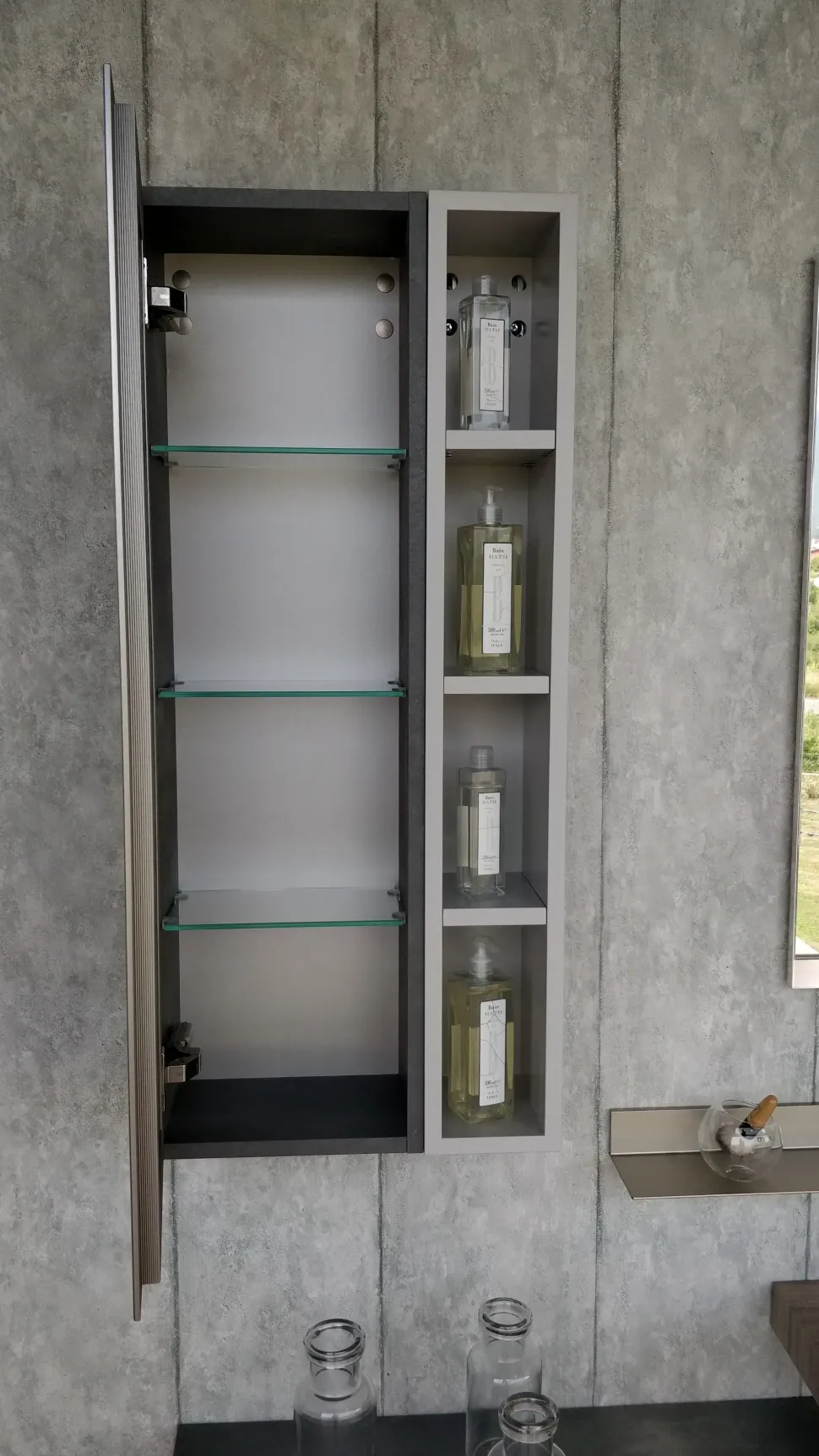 Arredamento bagno: mobile Idealbagni Monolith con forte sconto