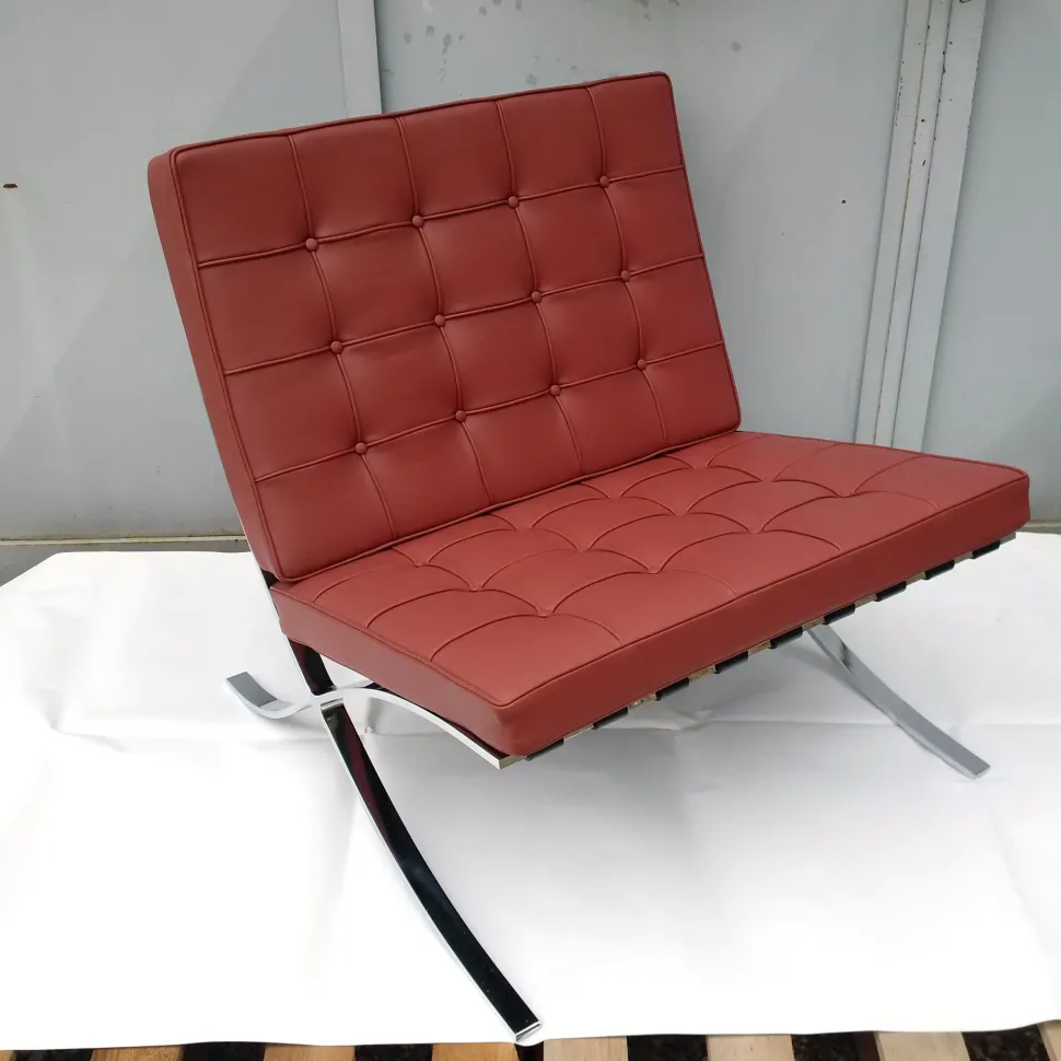 Barcelona Poltrona + Pouf - L.Mies Van Der Rohe - Proiezione - Pelle di Vari Colori