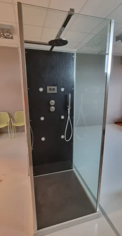 Box doccia modello Box trifacciale Arcom a prezzo ribassato