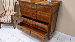 Camera da letto in legno artigianale, luci e dettagli preziosi a prezzo scontato.