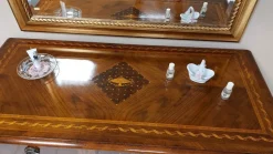 Camera da letto in legno artigianale, luci e dettagli preziosi a prezzo scontato.