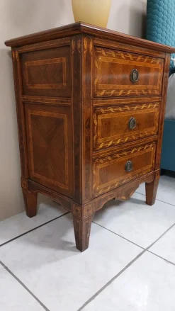 Camera da letto in legno artigianale, luci e dettagli preziosi a prezzo scontato.