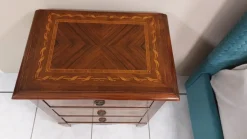 Camera da letto in legno artigianale, luci e dettagli preziosi a prezzo scontato.