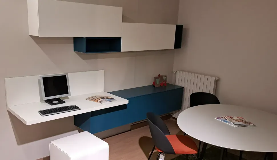 Cameretta in laminato opaco Scrivania attrezzata moretti Moretti compact scontata a PREZZI OUTLET