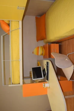 Cameretta Klou giallo arancio Battistella con letto a ponte scontata