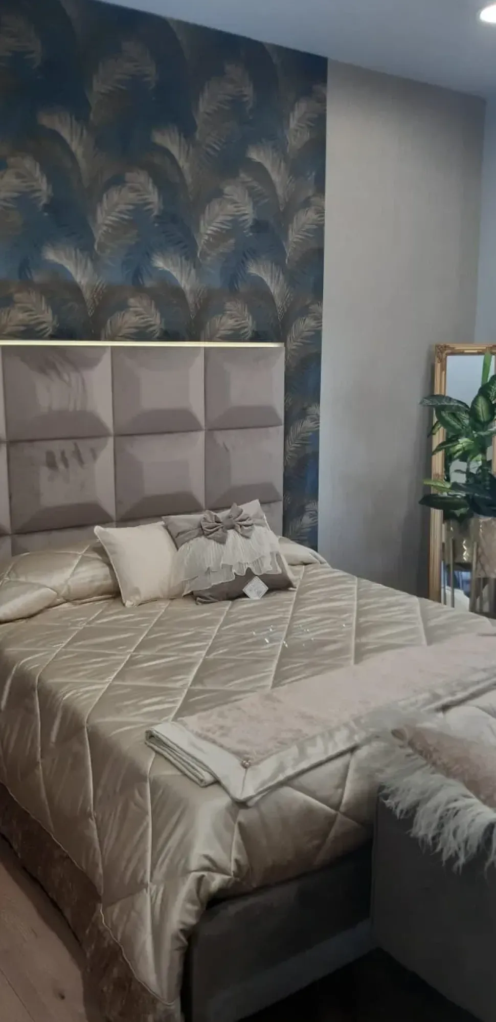 Carta da parati per camera da letto modello Felce scontata