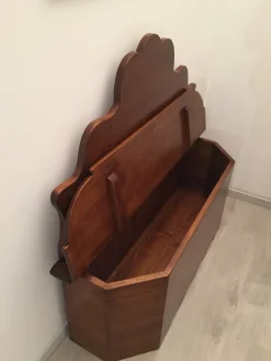 Cassapanca classica sagomata in legno massello tinto noce Tiferno Scontata del 50%