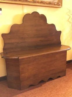 Cassapanca classica sagomata in legno massello tinto noce Tiferno Scontata del 50%