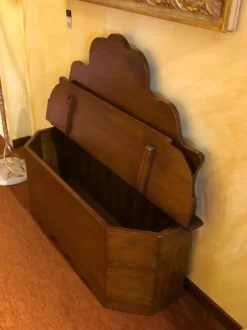 Cassapanca classica sagomata in legno massello tinto noce Tiferno Scontata del 50%