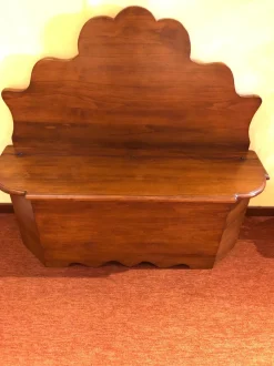 Cassapanca classica sagomata in legno massello tinto noce Tiferno Scontata del 50%