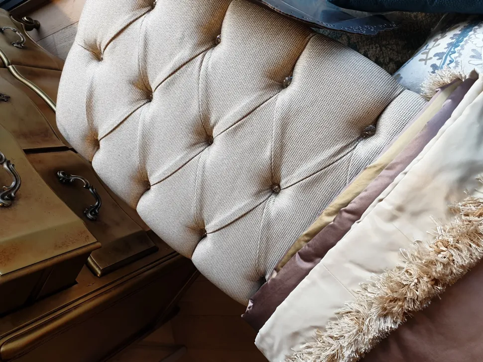 Cassapanca in stile rococò Panchetta foglia oro e tessuto a prezzo Outlet