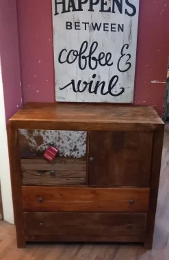 Cassettiera in legno etnico. Offerta Outlet. Cavallino.