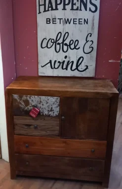 Cassettiera in legno etnico. Offerta Outlet. Cavallino.