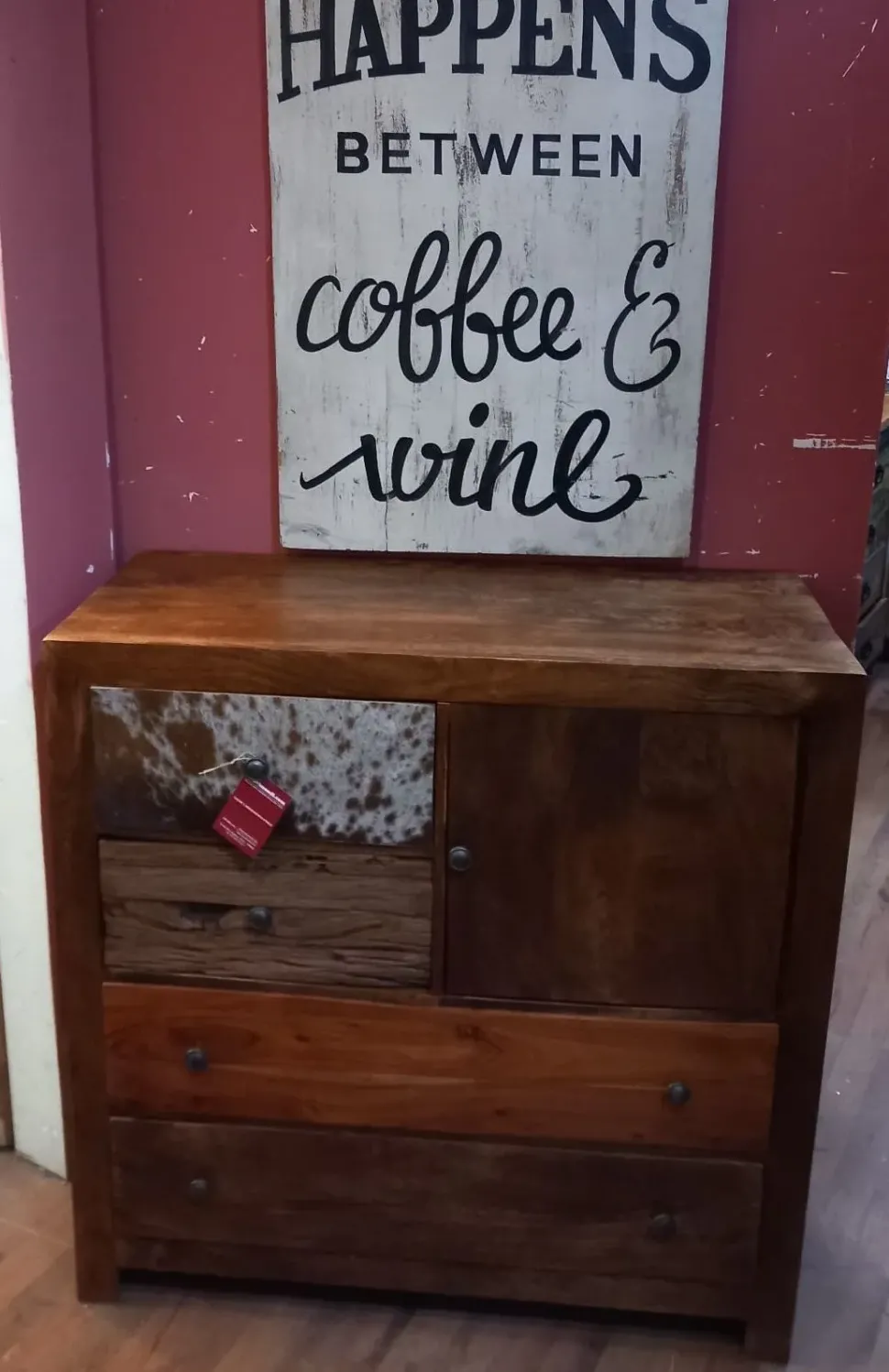 Cassettiera in legno etnico. Offerta Outlet. Cavallino.