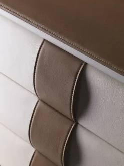 Cassettiera O b i per una camera Moderna a marchio Poltrona frau scontata