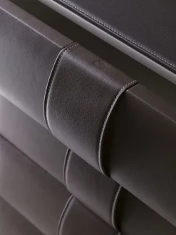 Cassettiera O b i per una camera Moderna a marchio Poltrona frau scontata