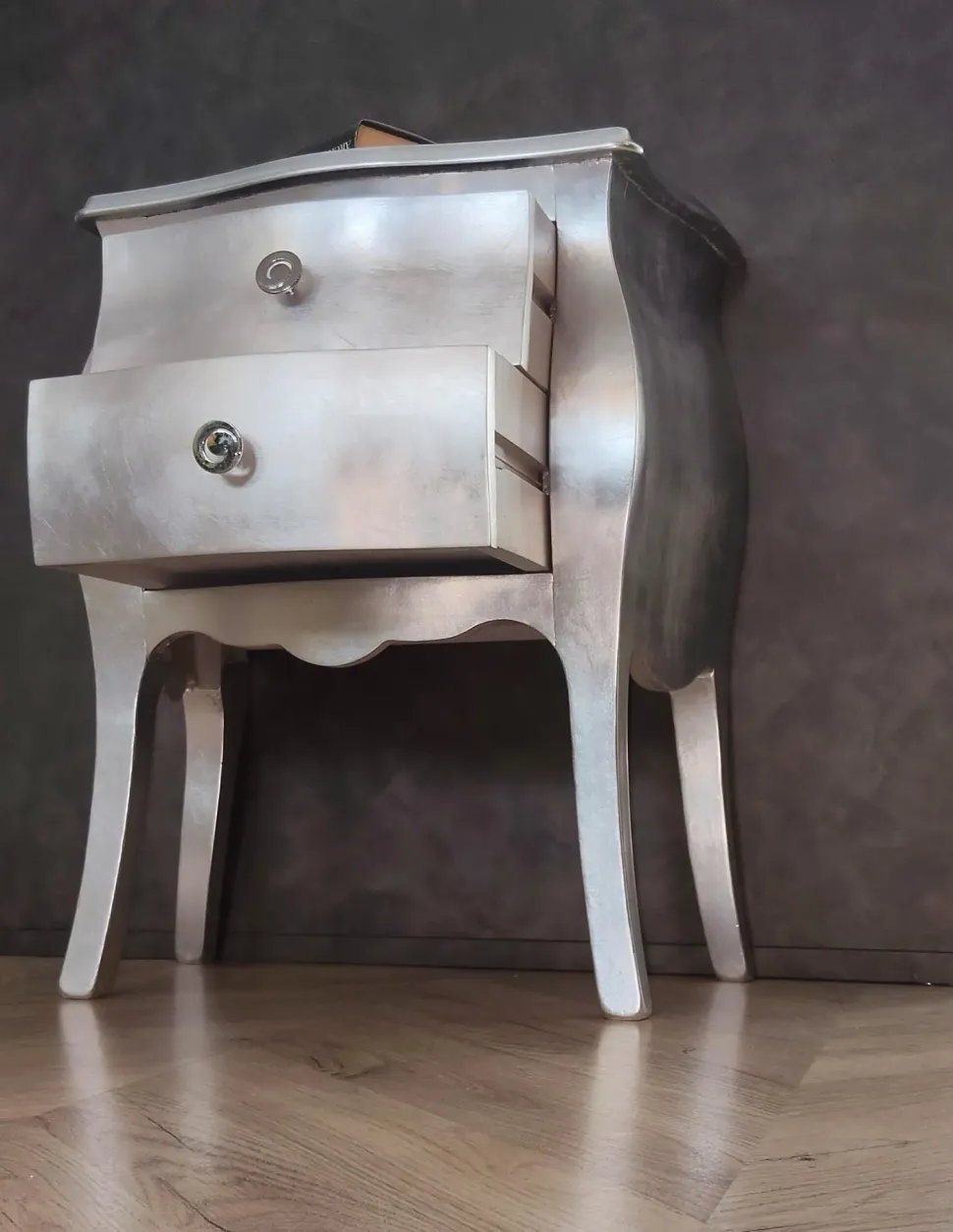 Comodino Bombato foglia argento di Artigianale a PREZZI OUTLET