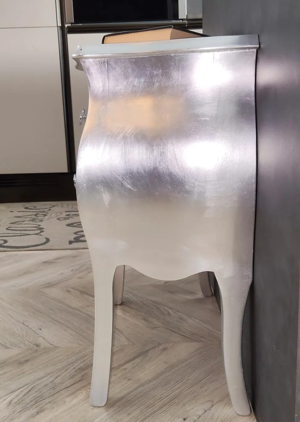 Comodino Bombato foglia argento di Artigianale a PREZZI OUTLET