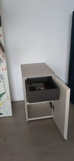 Comodino Formosa accucciata a marchio Minotti italia a prezzo riservato