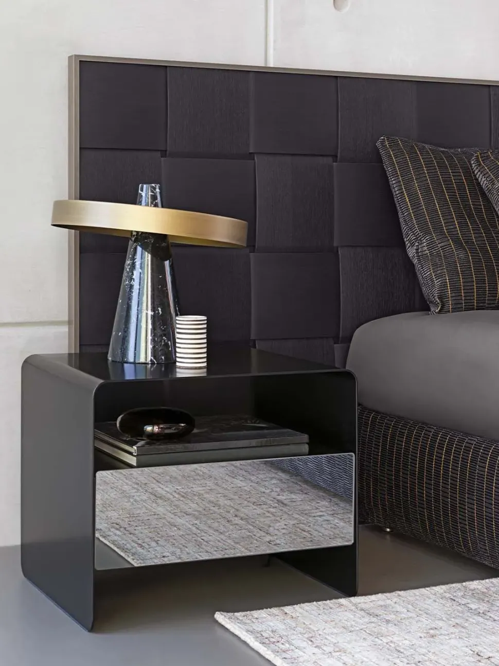 Comodino modello Foglio di Flou scontato