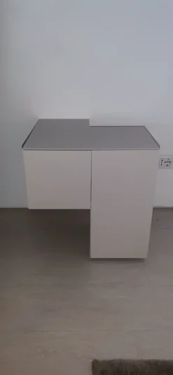 Comodino modello Formosa appoggiata di Minotti italia scontato