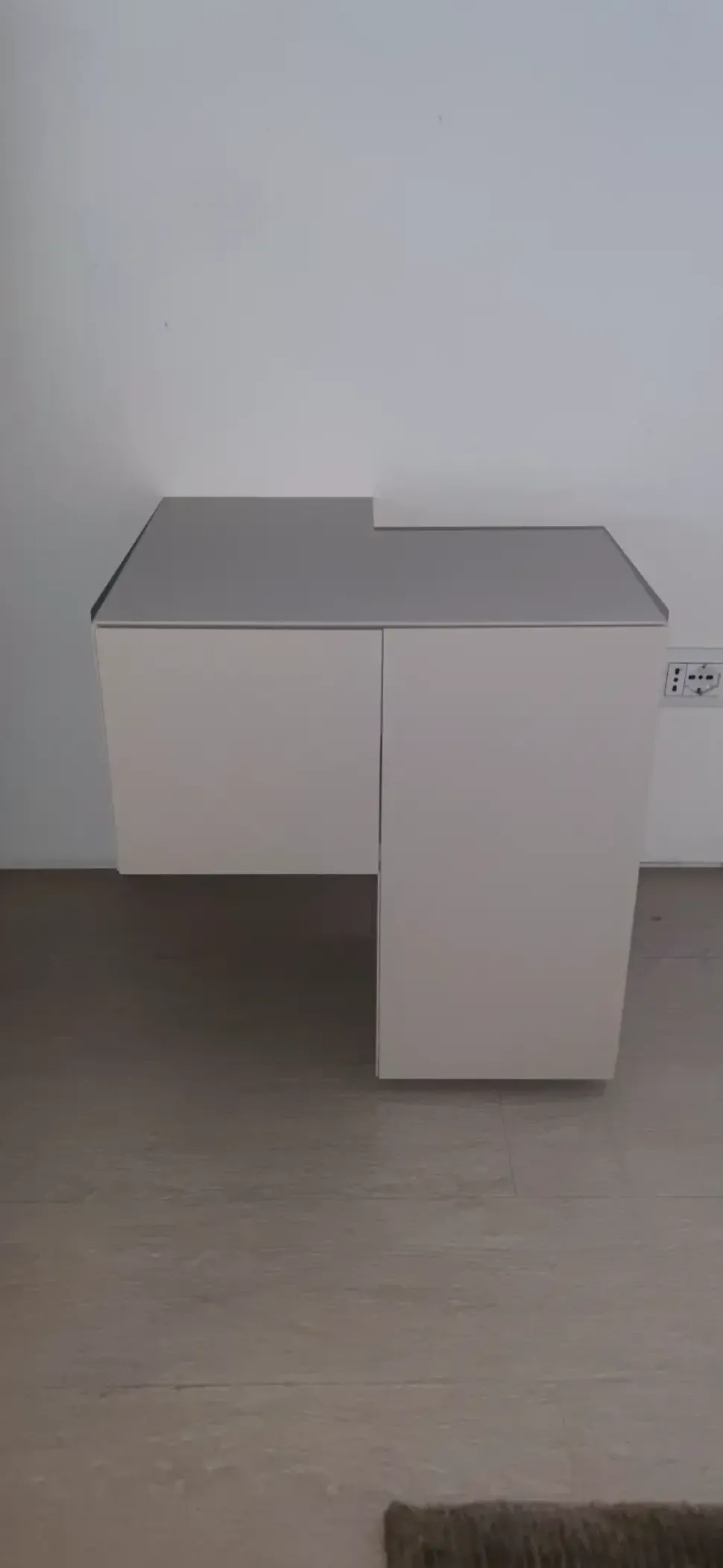 Comodino modello Formosa appoggiata di Minotti italia scontato