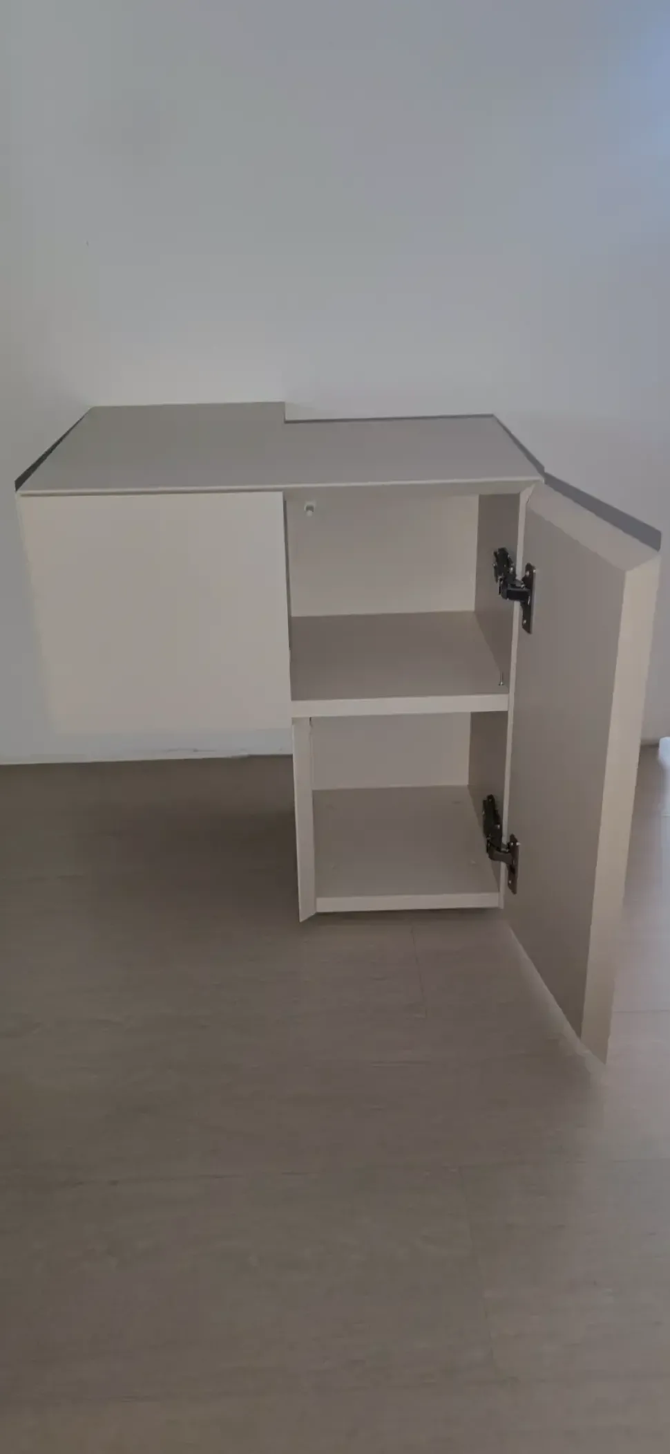 Comodino modello Formosa appoggiata di Minotti italia scontato