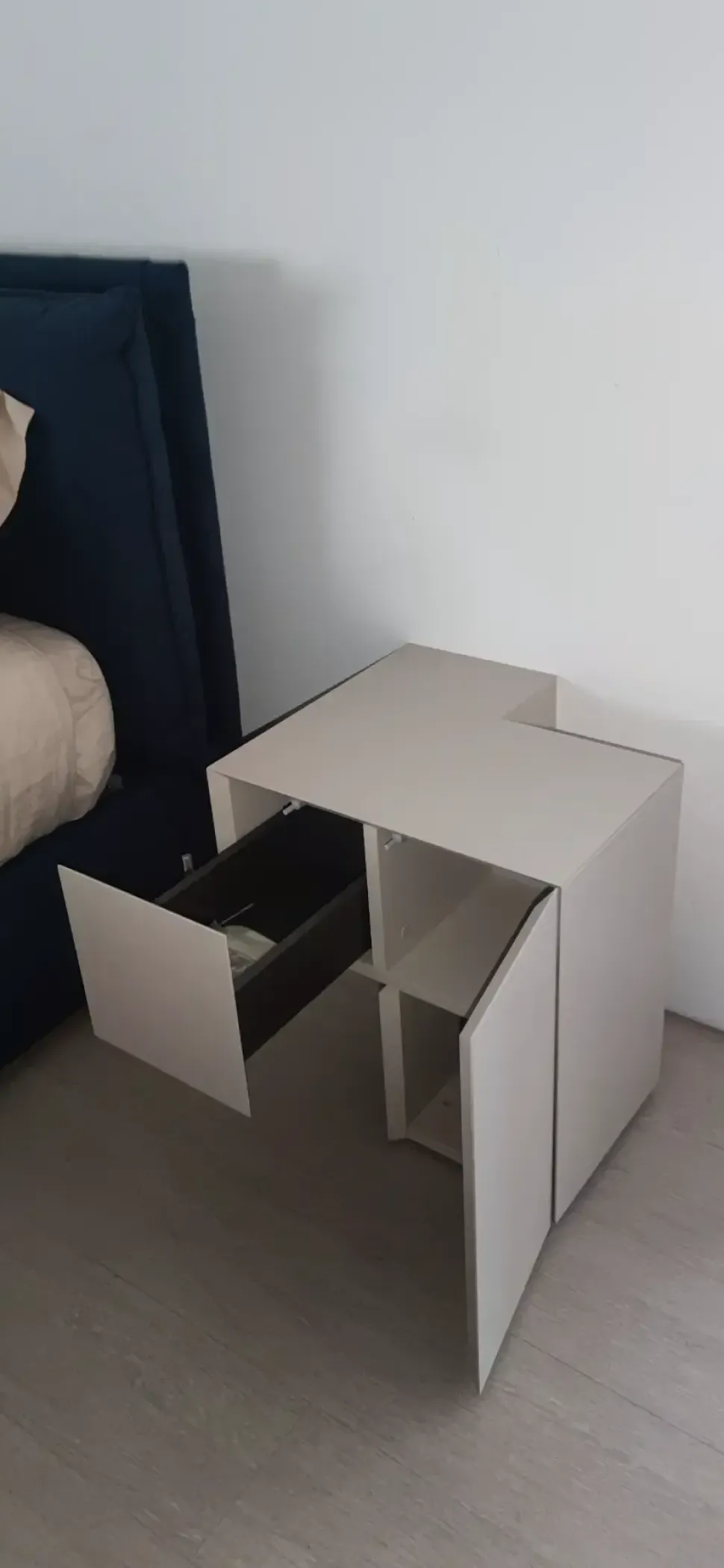 Comodino modello Formosa appoggiata di Minotti italia scontato