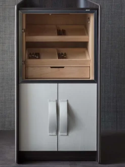 Comodino modello Gentleman di Flou