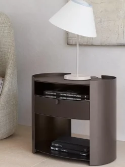 Comodino modello Lotus di Flou