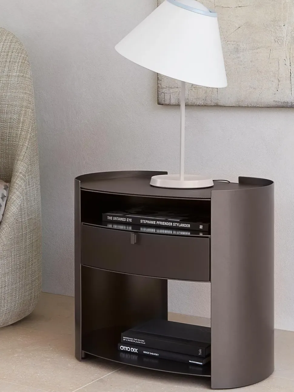 Comodino modello Lotus di Flou