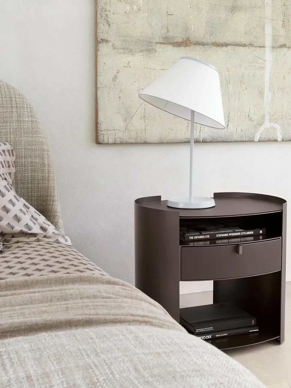 Comodino modello Lotus di Flou