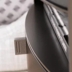 Comodino modello Lotus di Flou