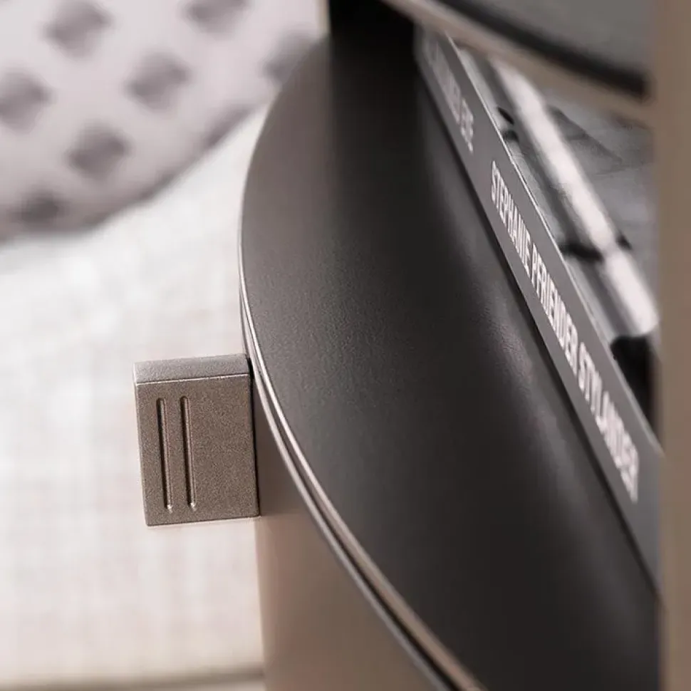 Comodino modello Lotus di Flou