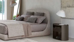 Comodino modello Lotus di Flou