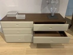 Comodino modello Moondance di Poltrona frau