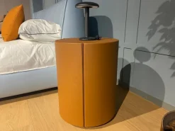 Comodino modello Stock 'n roll di Poltrona frau scontato