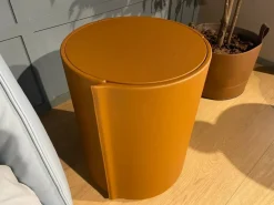 Comodino modello Stock 'n roll di Poltrona frau scontato