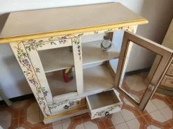 Compila il form di richiesta informazioni e scopri il prezzo del mobile M698 vetrinetta