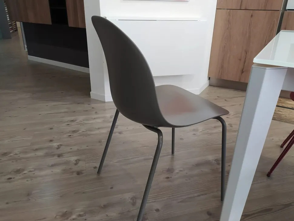 Connubia: Tavolo Pentagon in offerta outlet. Design unico ed elegante.