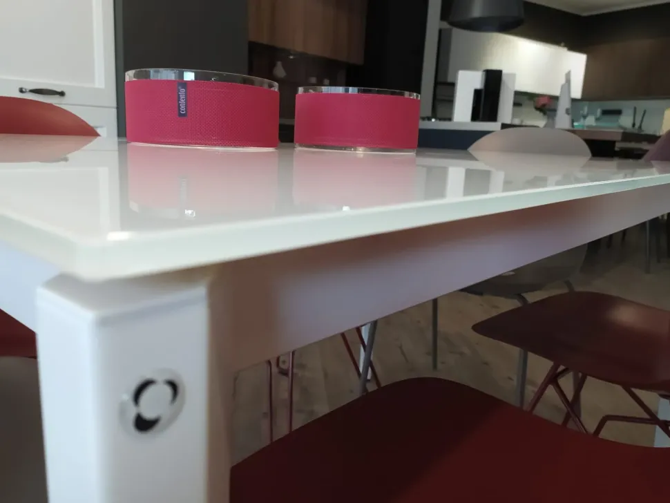 Connubia: Tavolo Pentagon in offerta outlet. Design unico ed elegante.