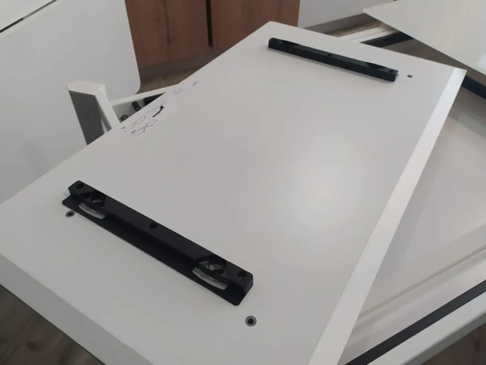 Connubia: Tavolo Pentagon in offerta outlet. Design unico ed elegante.