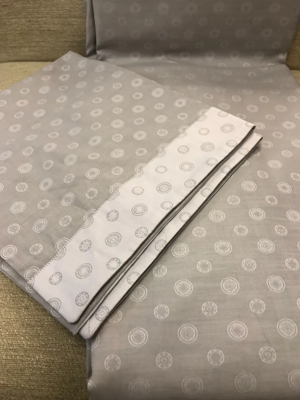 Copripiumini modello Morris grigio chiaro del marchio Flou con forte sconto