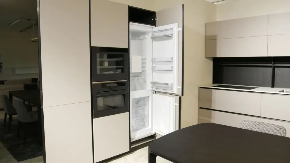 Cucina a PREZZI OUTLET in laminato opaco Poliform -45%