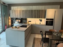 Cucina a prezzo ribassato con penisola moderna D23 Doimo cucine