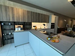 Cucina a prezzo ribassato con penisola moderna D23 Doimo cucine