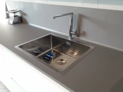 Cucina a prezzo ribassato con penisola design One 80 Ernestomeda