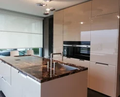 Cucina a prezzo ribassato con isola moderna Shape Poliform