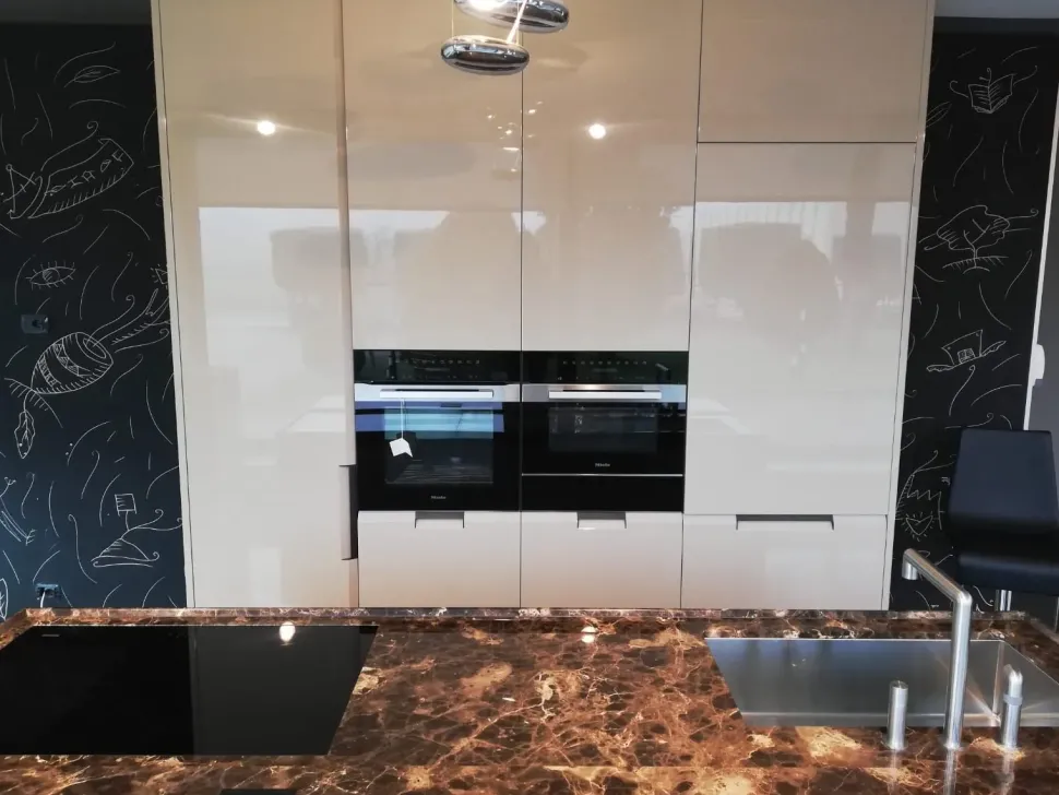 Cucina a prezzo ribassato con isola moderna Shape Poliform